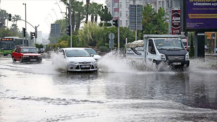 Sağanak Yağış Adana’yı Olumsuz Etkiledi