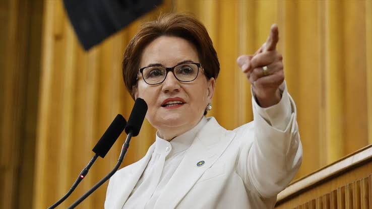 Akşener’in Önünde Partililer Yumruklaştı