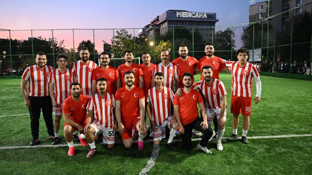 Yavuz Ağıralioğlu, Samsun’da gençlerle yaptığı halı saha maçında 2 gol attı