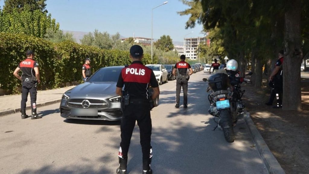 İzmir'de suçluya geçit yok: 26 yıl hapis cezalı istismar zanlısı yakalandı!