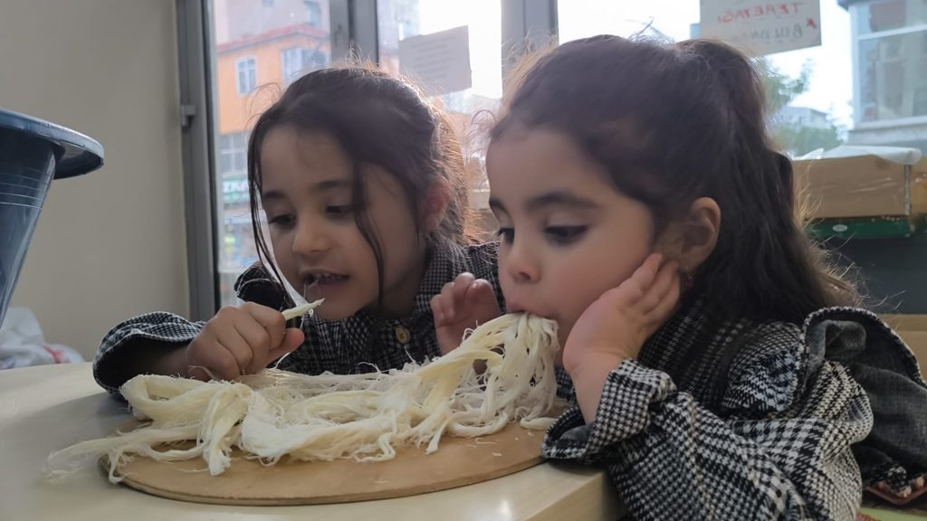 Kars'ta küçük kız kardeşlerin peynir sevgisi