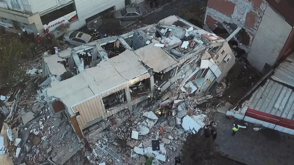 Gebze’de çöken bina enkazdan 2 cansız beden çıkarıldı