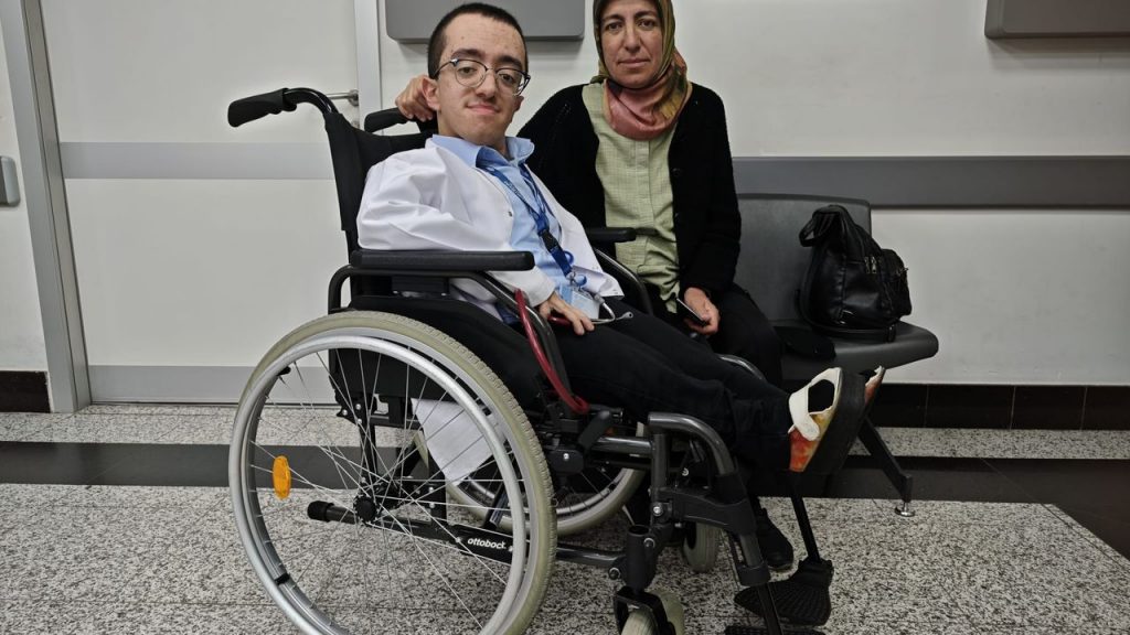 Engelleri aştı hayaline ulaştı: Doğuştan cam kemik hastası Hamza, beyaz önlüğüne kavuştu