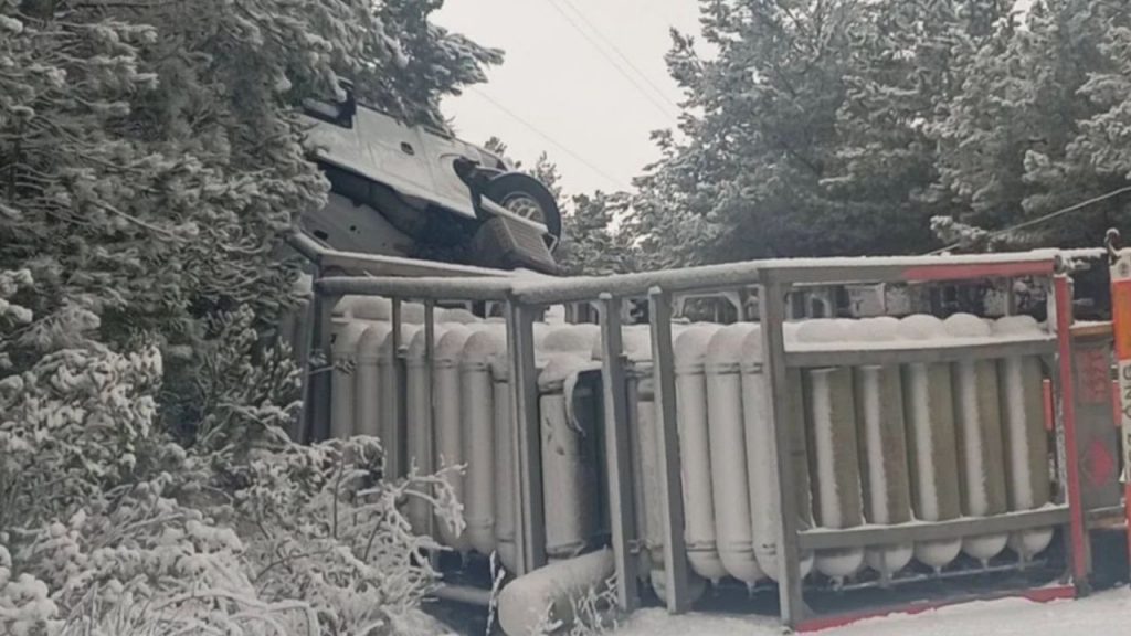 Kastamonu Bozkurt’ta doğal gaz tüpleri taşıyan tır devrildi