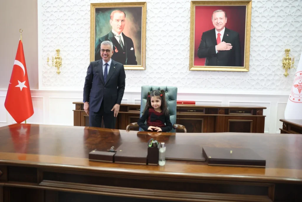 Bakan Memişoğlu, sigarayı bırakan Hasan Yürekliaslan ve “Sağlık Elçisi” Doğa ile buluştu