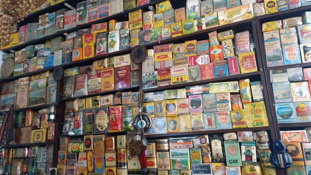 Rize'nin saklı mirası: Necat Mandev’in 64 yıllık çay koleksiyonu