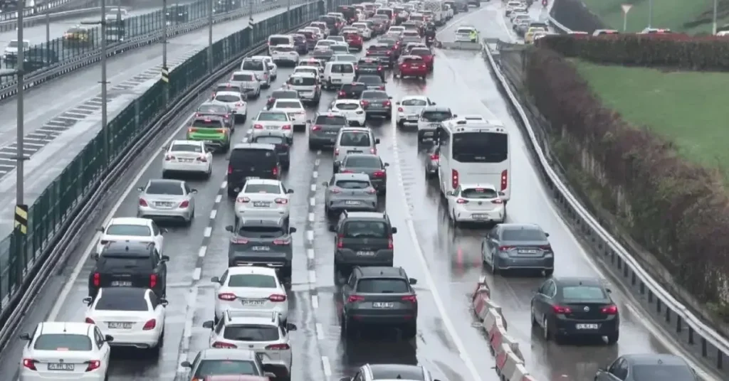 Bayramda ulaşımda yoğunluk: 12 milyonu aşkın araç geçiş yaptı